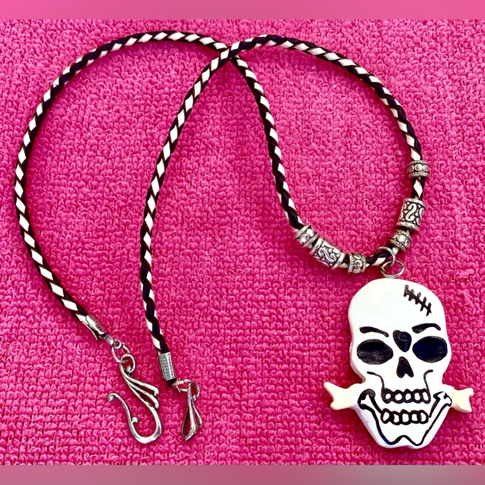 Skull and leather Necklace